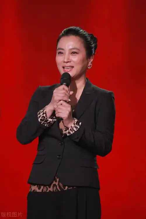 "甜歌皇后"李玲玉,穿深v西装大秀好身材,一点不像奔六的人!