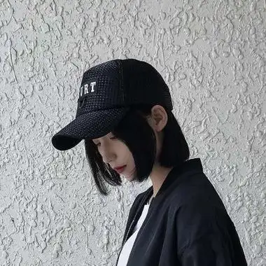 戴帽子低头女生头像