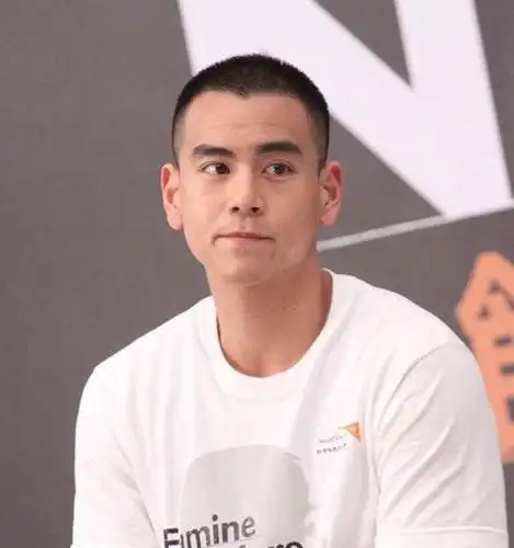 娱乐圈十位最帅寸头男明星,让女人尖叫男人佩服