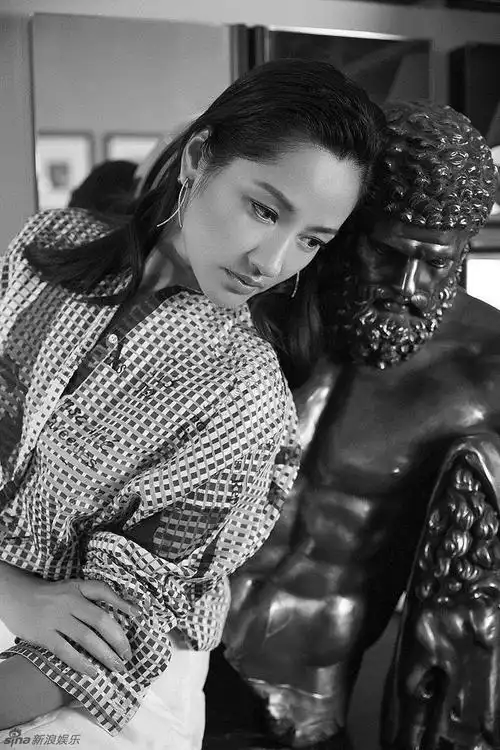 瞿颖短发写真 妩媚慵懒气场中的利落性感