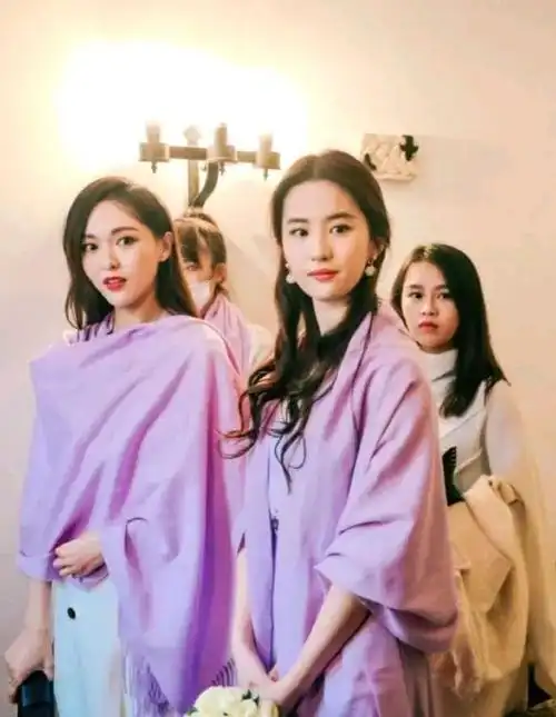 唐嫣刘亦菲互晒合照