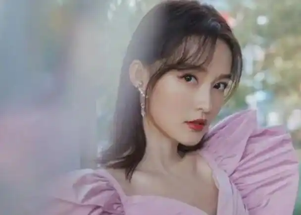 李沁是个不争不抢的演员,演技一直在进步,喜欢她的高端典雅!