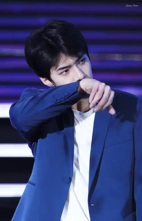 看大帅哥少年感与男人味的完美结合吴世勋持更