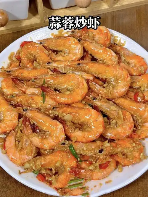 倒虾炒,加耗油,生抽,少许盐和白糖翻炒#蒜蓉炒虾  #家常菜  #下酒菜