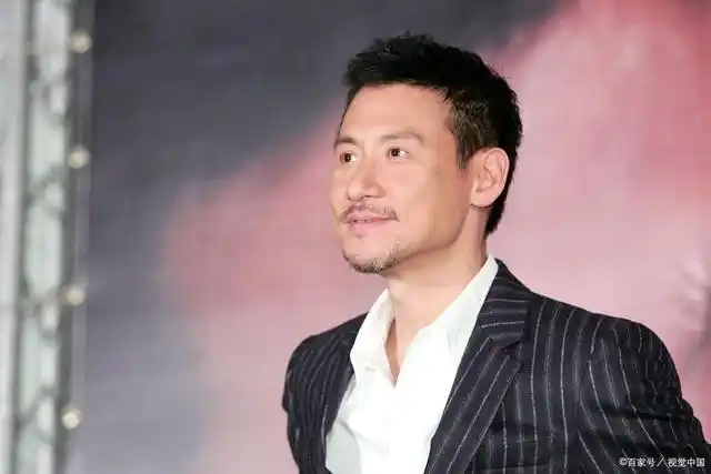 某电台 dj在社交平台晒出与张学友女儿张瑶萱一起外出打游戏的照片