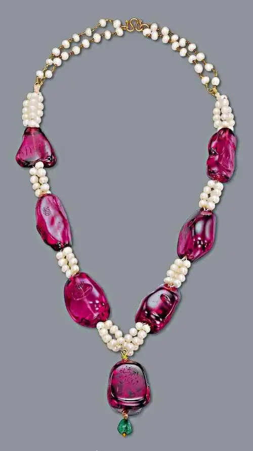 17世纪的一条随形宝石珍珠黄金项链,由… _ 皇家珠宝之项链 设计 古董