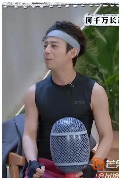 50岁何炅尽显魅力线条分明身形完美惊艳如少年如此神奇