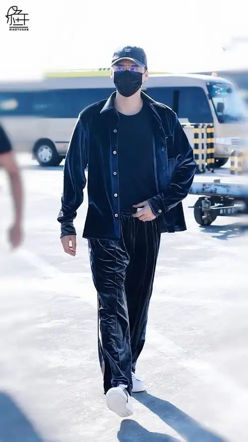 李易峰银线刺绣藏蓝色丝绒套装搭配运动鞋,休闲范儿十足