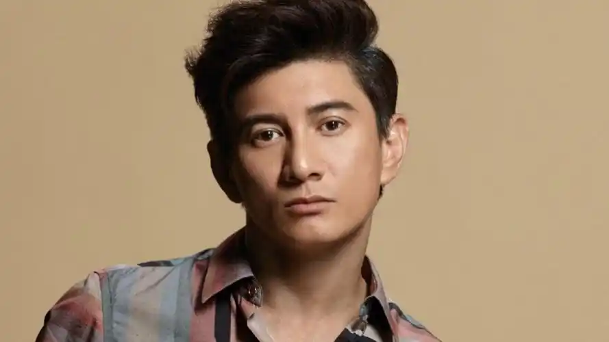 52岁吴奇隆与好友聚餐,体态发福认不出,网友辣评撞脸李维嘉