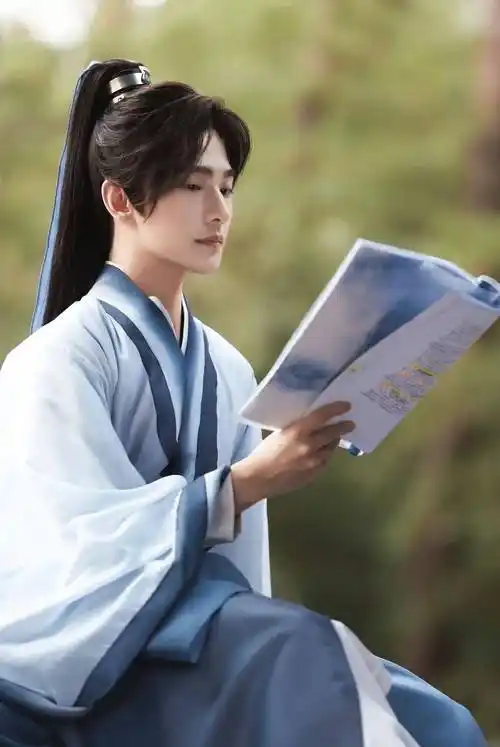 初代军艺校草旧照曝光,竟是班长洪剑涛,还有沙溢沈腾,杨洋慌了_成为了