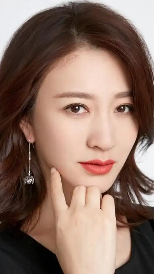 李小冉,出生于北京市,中国内地女演员,毕业于北京舞蹈