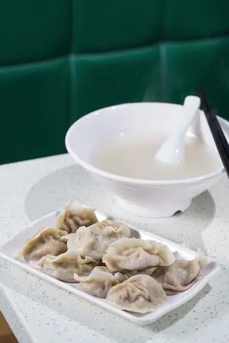 山东食客吃饺子,会同时来一碗煮饺子的「面粉水」,帮助消化.