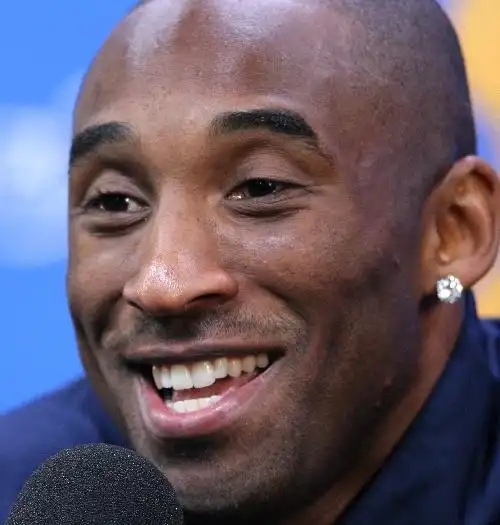 图文湖人举行赛前记者见面会科比满面笑容