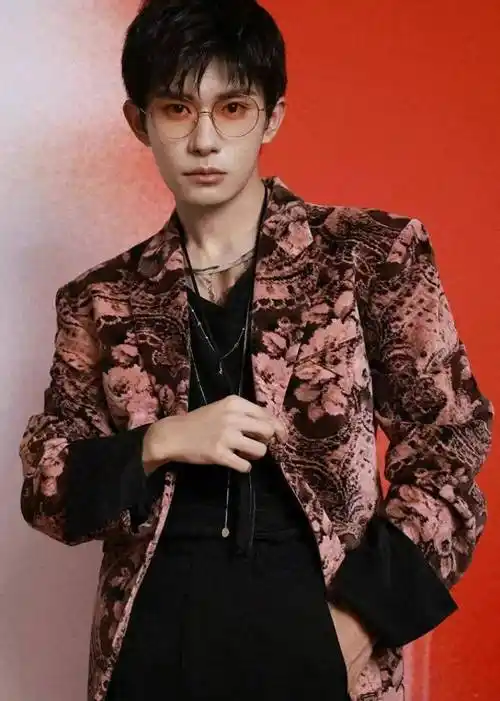 其中,何炅,汪涵,谢娜,大张伟,关晓彤,蔡国庆,王耀庆,李荣浩,易烊千玺