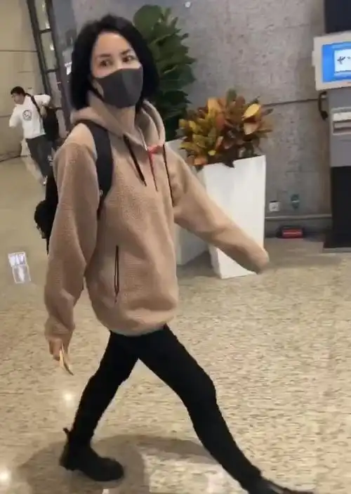 54岁王菲和43岁谢霆锋同框暴露真实身高,王菲打扮洋气不输年轻人