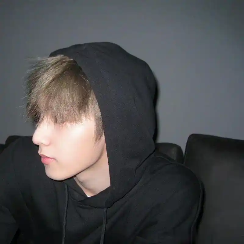 刘耀文最新拍立得随拍#  刘耀文最新拍立得随拍,新鲜的小刘,比耶好