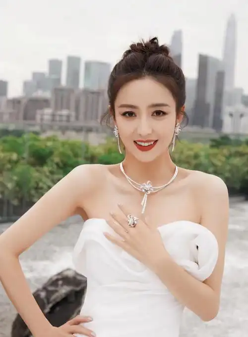 佟丽娅用乐观面对每一天用笑容感染每一个人