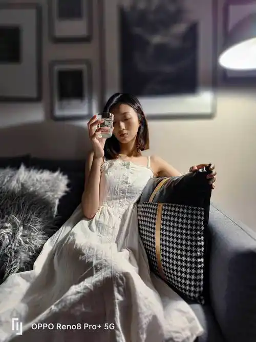 创作夜景情绪人像,无论是深夜复杂灯光的街头,还是屋内弱光光源的房间