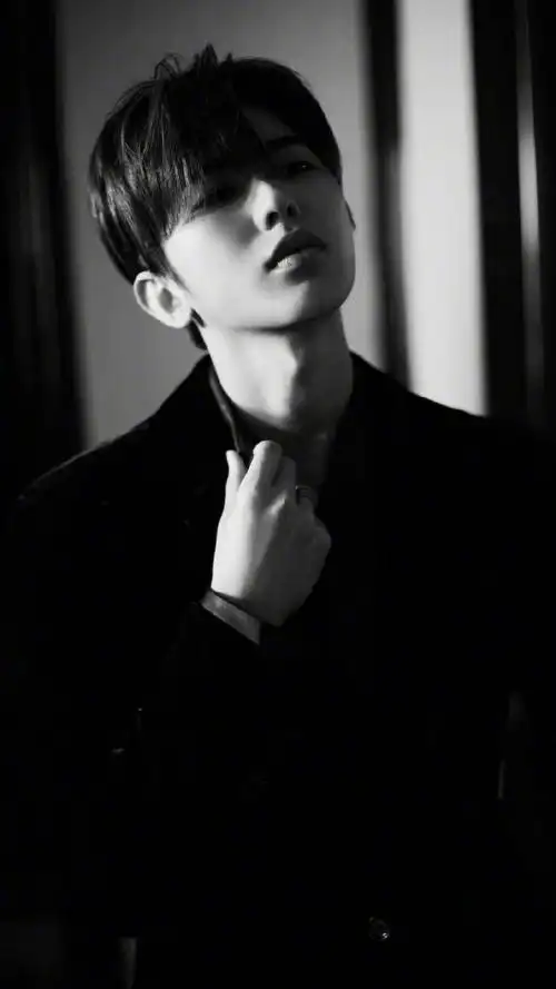 蔡徐坤黑白情绪感大片