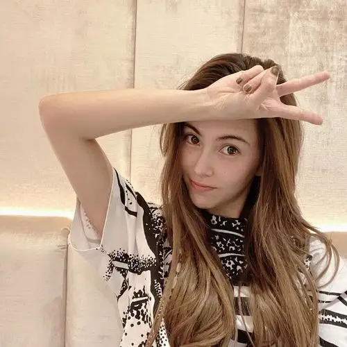 昆凌晒自拍照眨水灵大眼求助粉丝 栗色长发披肩发量惹人嫌