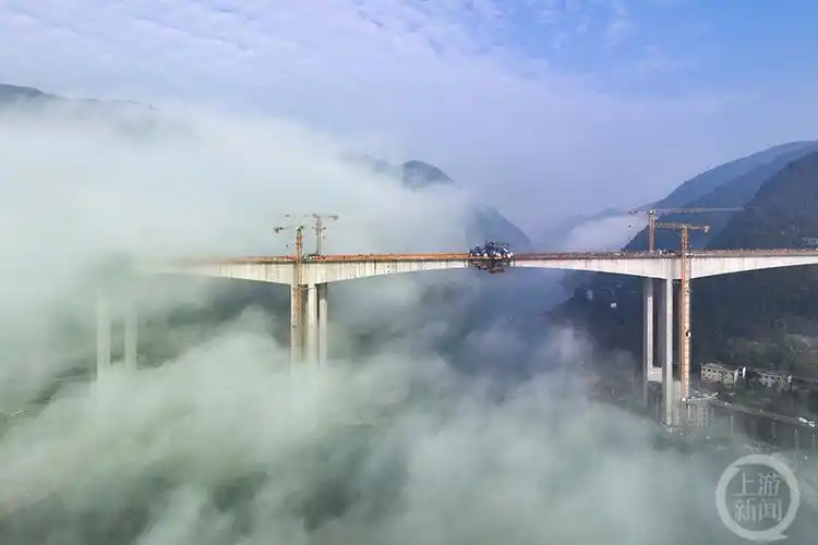 国内最大跨径连续刚构桥单幅合龙 - 上游新闻·汇聚向上的力量