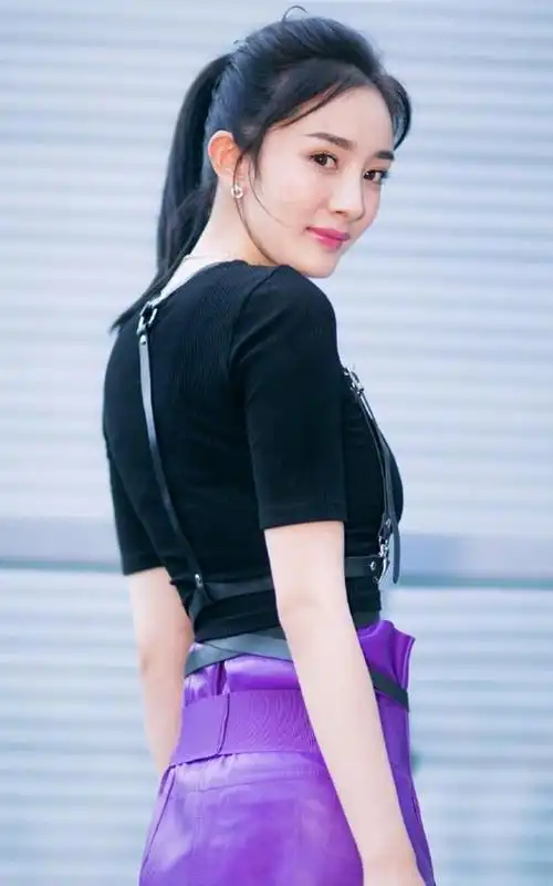 三十多岁的杨幂又美了,紧身t恤搭配开叉裙,身材真是太好啦