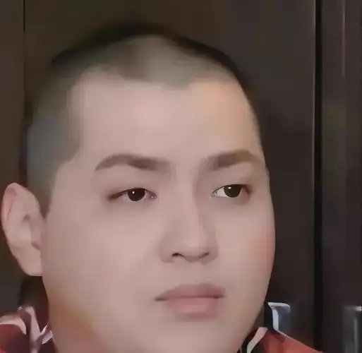 吴亦凡狱中发福当班长,母亲曾苦求成龙被拒,改过自新坚持写歌?