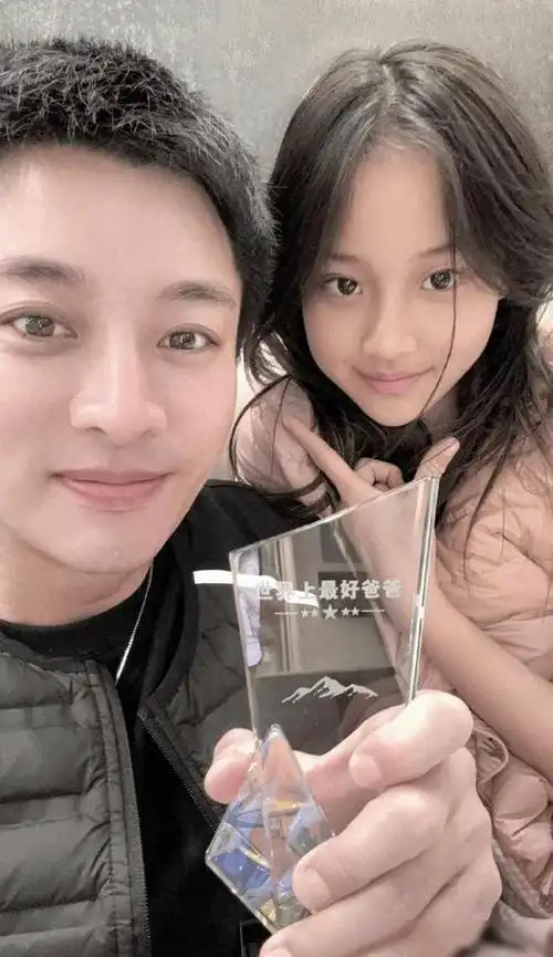 甜馨为贾乃亮庆生贴脸合影尽显父女情深气质越发神似李小璐