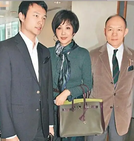 霍启文童年乖巧,坐着庆生吕燕妮帮切蛋糕,还曾与何超云吃晚餐|霍震寰