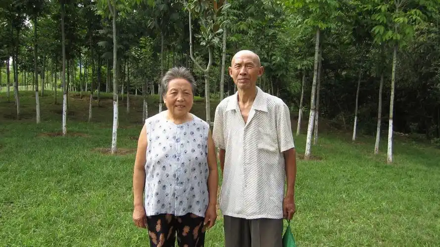 09年夏广场老夫妻合影