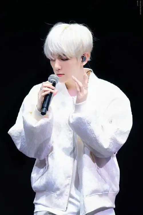 边伯贤超话07#边伯贤#早期白发就是传说中的白月光吧…不会有人不爱