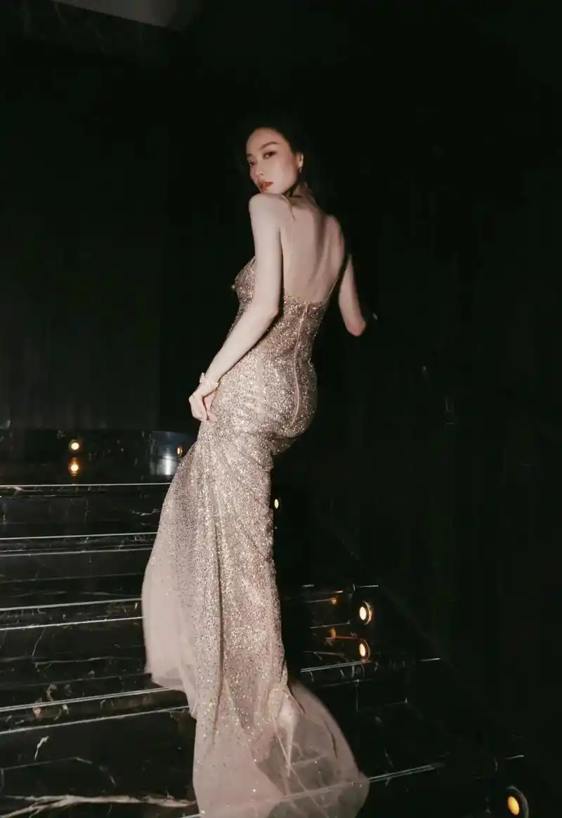 倪妮穿衣多任性,薄如蝉翼的吊带裙大秀"奶白肌",明明那么瘦却很有料!