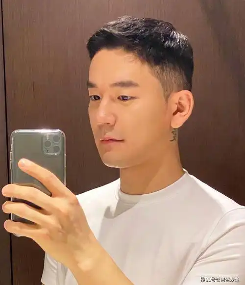 原创男生留两边推光发型又潮又帅冬天剪这5款短发清爽显魅力