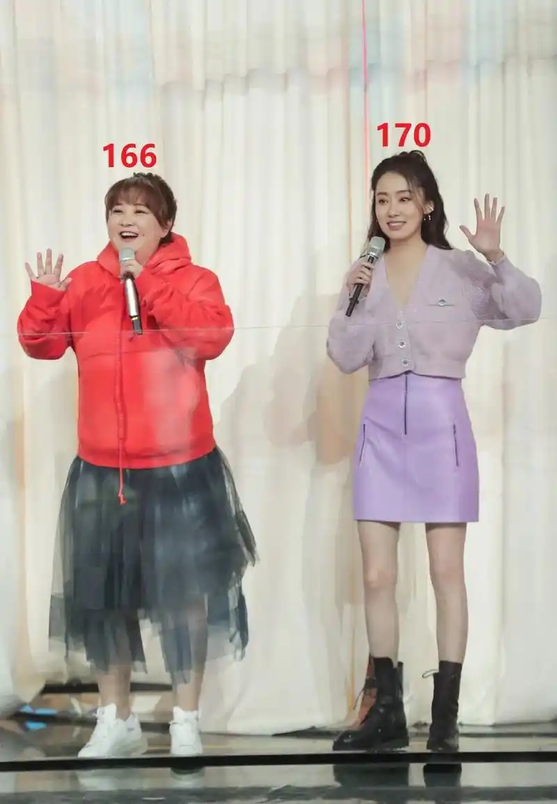 没有偶像包袱,身高没必要作假;二来当她跟高个的女明星站一起时,身高