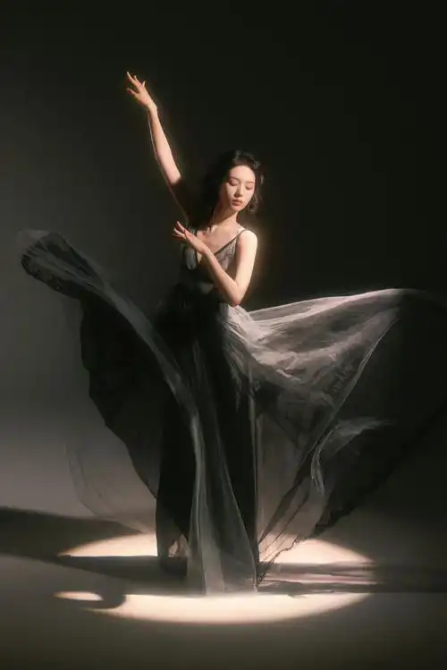 周也拿了六公主手里的糖#zy#周也公主盘发#  今天的发型巨好看!