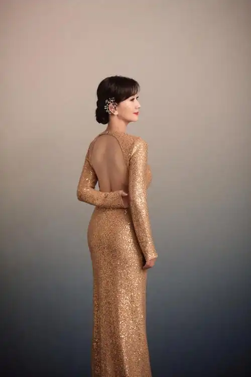 68岁赵雅芝久违拍片真用力,穿露背裙戴面纱,窄腰翘臀显少女身材