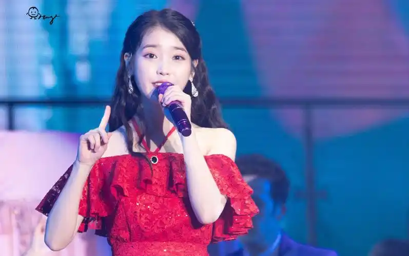 krystalswaniu128hk演唱会安安可手机拍摄