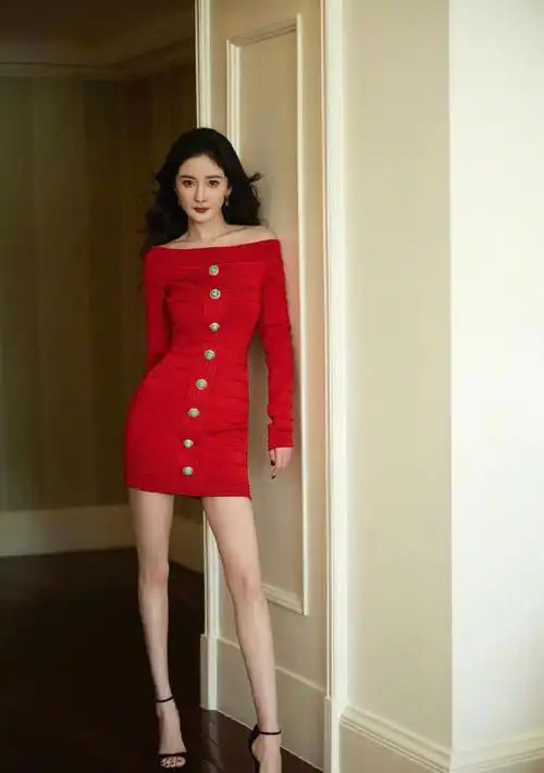 杨幂的好身材藏不住穿一字肩红色连衣裙性感妩媚果真很养眼