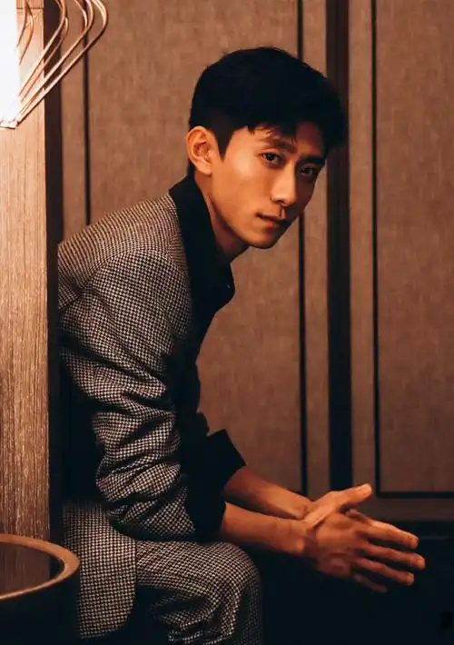 张一山难得认真穿西装搭衬衫好有范但还是丢不掉痞帅风