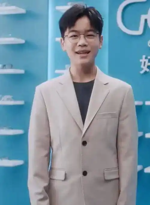 随后,他在《雪》中饰演复兴的"造船厂"一角,与张若昀同框,再次展现