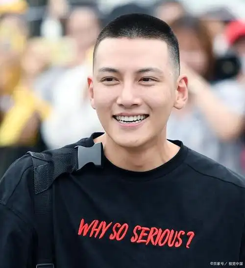 跟锥子脸是绝配,特别是额头比较宽的.