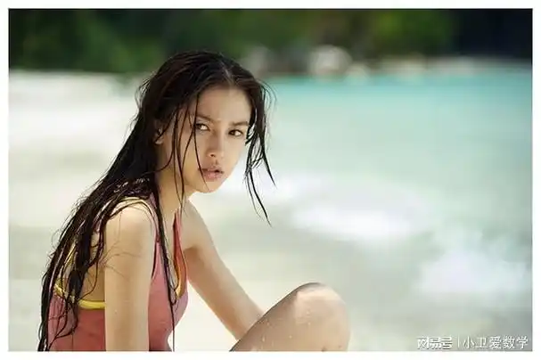 杨颖穿上三点式泳装,众目睽睽趴在沙滩上,这身材太真实了