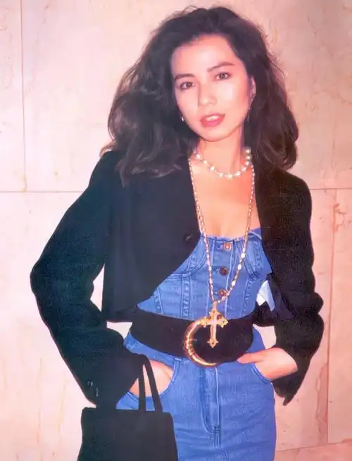 其实关注我的粉丝会发现我特别喜欢八九十年代的港星,堪称风华绝代