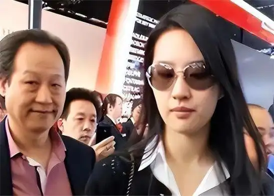 刘晓莉:这一生最正确的决定便是抛弃美国丈夫,带刘亦菲回国寻梦