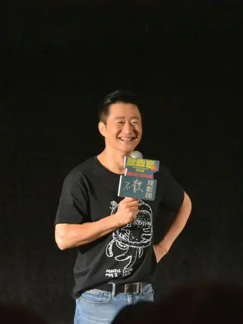 吴京是中国文化普及大使吧,在《巨齿鲨2》剧组里听到外国人对我们不