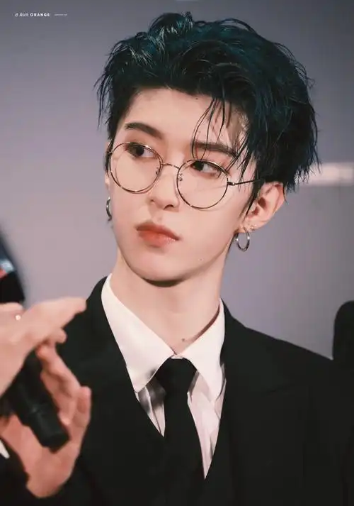 戴上金丝框眼镜的范丞丞高级感十足,像极了小说里的霸道总裁!