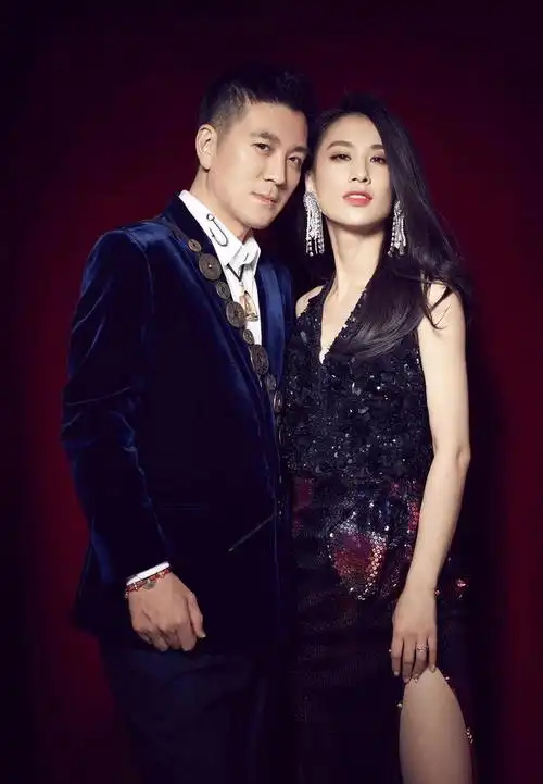 黄圣依与老公现身机场,包臀裙太紧身引热议,圆润的小腹都被勒出