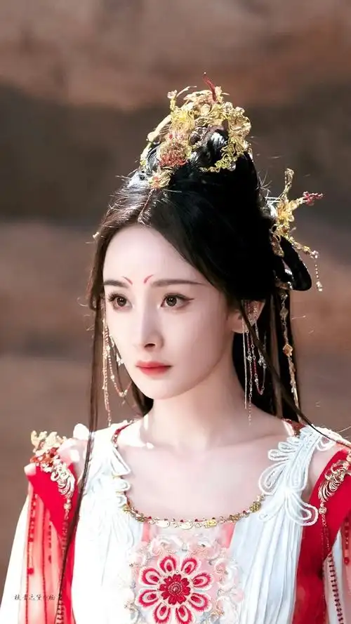 杨幂##杨幂敦煌风妆造# 近日,杨幂的一组敦煌风格妆造照片在网络上