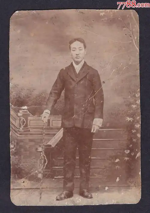 中分发型西装男子