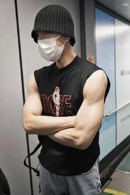 王嘉尔机场也用了黑色背心搭配黄色毛线帽,冬夏混搭风格,潮男都爱的
